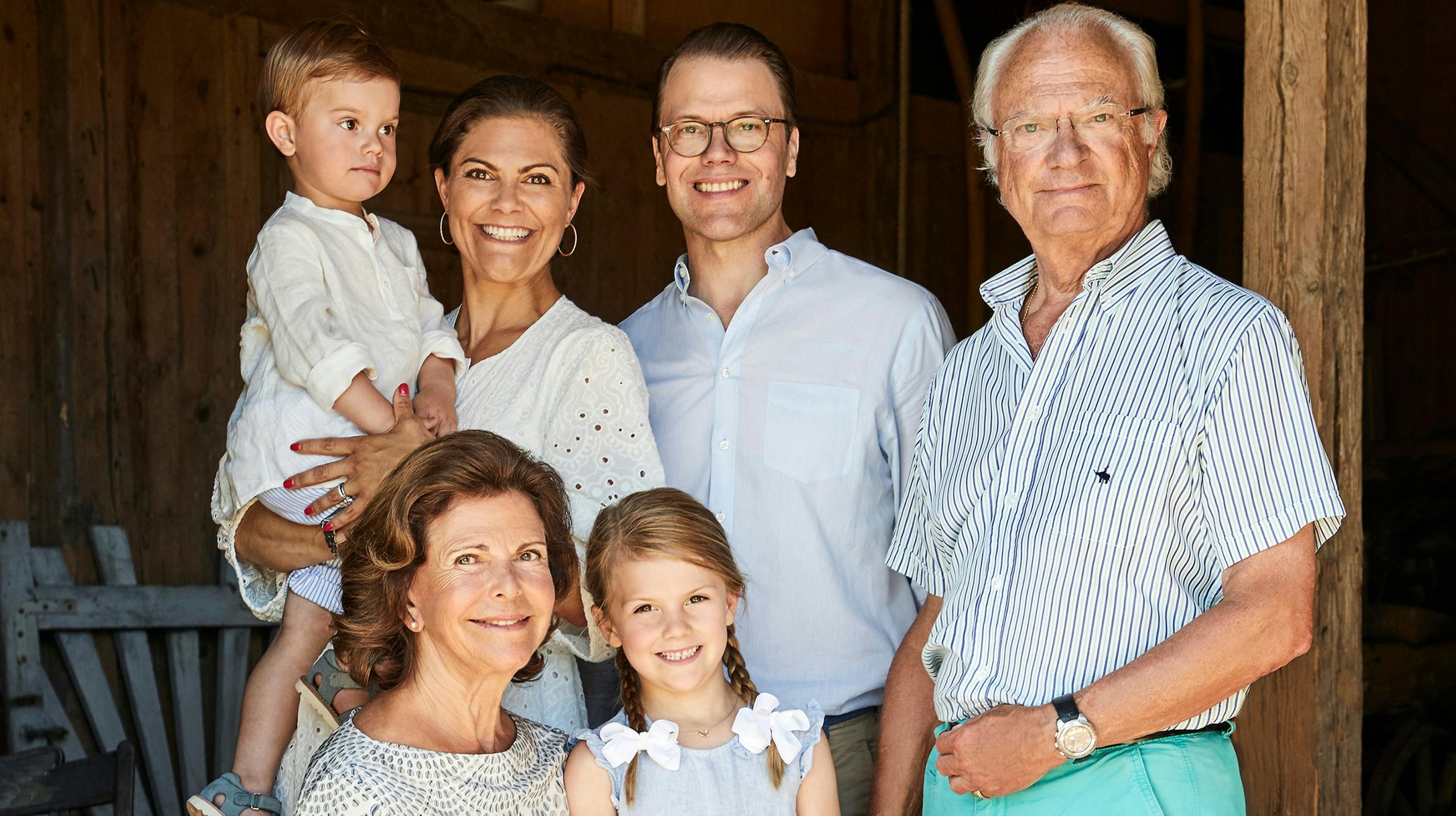 Kronprinsesse Victoria og prins Daniel sammen med deres børn, prinsesse Estelle og prins Oscar, samt kongeparret i 2018.