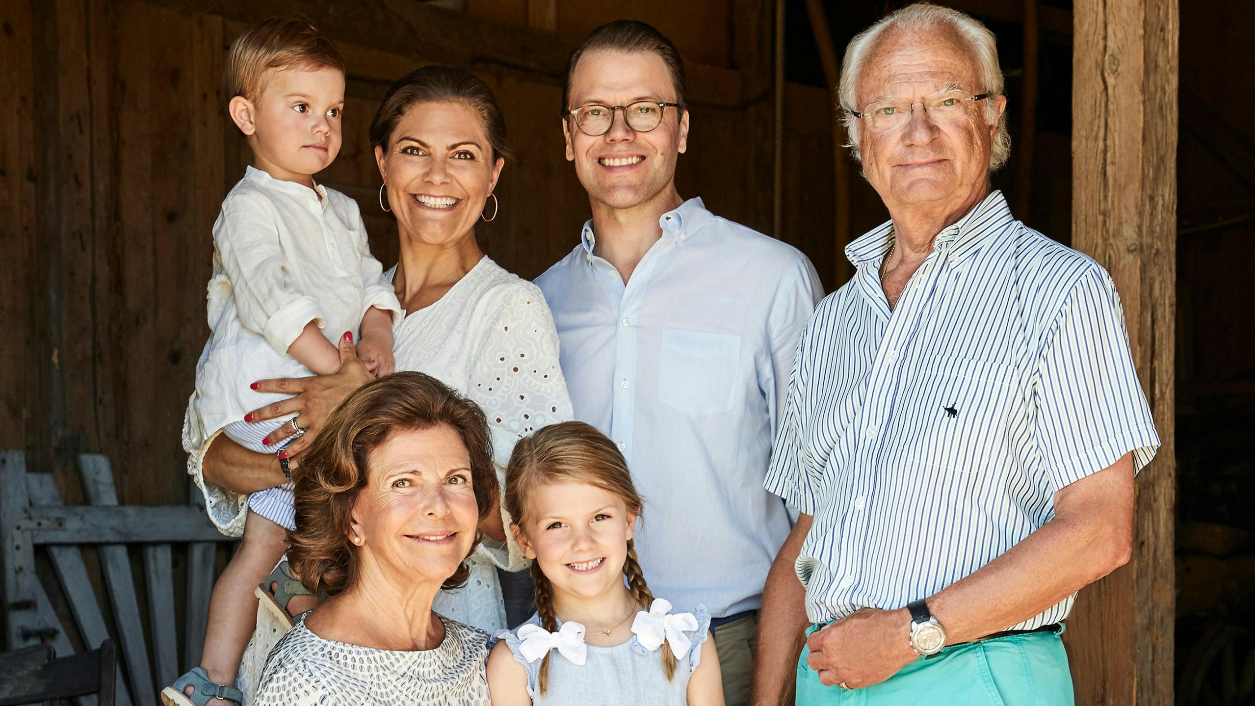 Kronprinsesse Victoria og prins Daniel sammen med deres børn, prinsesse Estelle og prins Oscar, samt kongeparret i 2018.