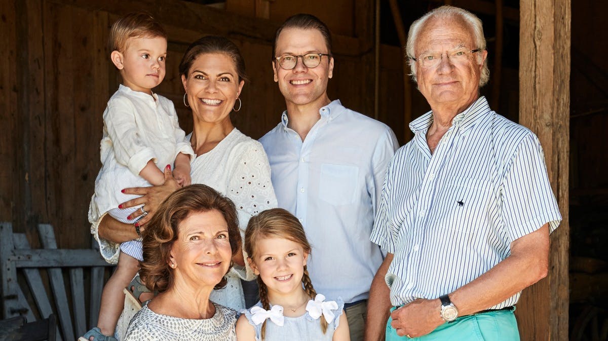 Kongeparret, kronprinsesseparret og deres børn, prinsesse Estelle og prins Oscar.&nbsp;