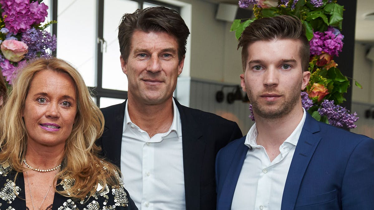 Michael Laudrup på sin sølvbryllupsdag omgivet af sin hustru, Siw, og sønnen Andreas.