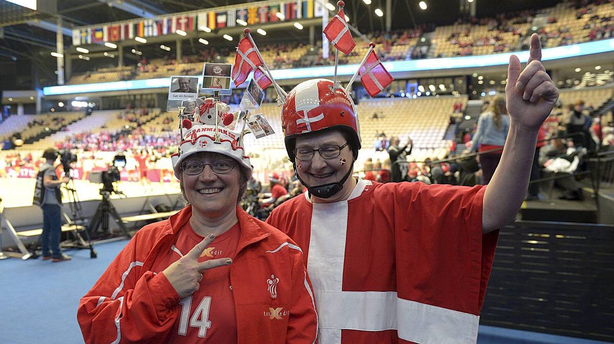 Lene Holmgaard og Hanna Andersen ved EM i herrehåndbold 2014 i Herning.