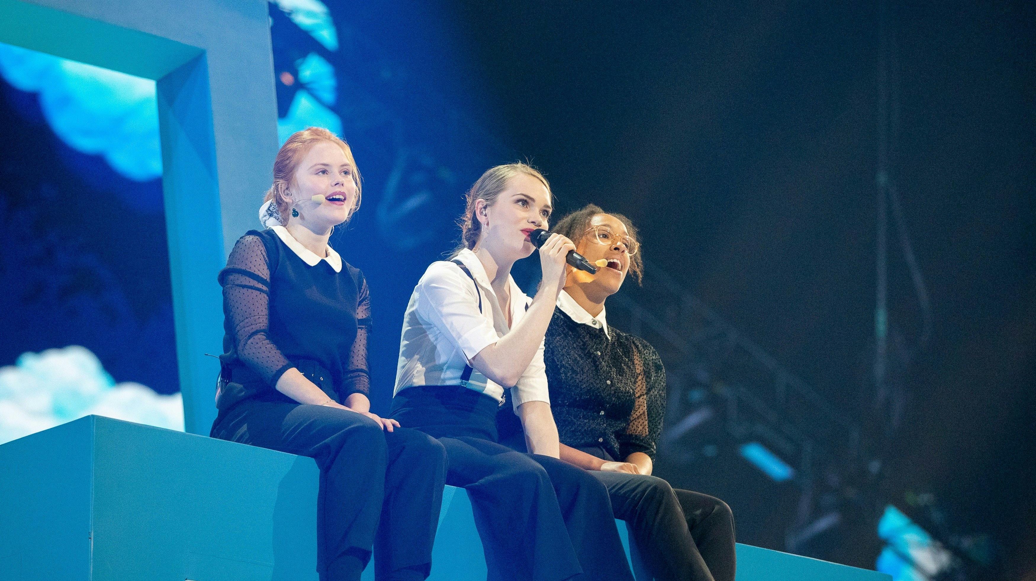 Leonora med sine to korpiger under en prøve ved Eurovision Song Contest 2019: Andrea Heick Gadeberg og Sofie Niebuhr McQueen.&nbsp;