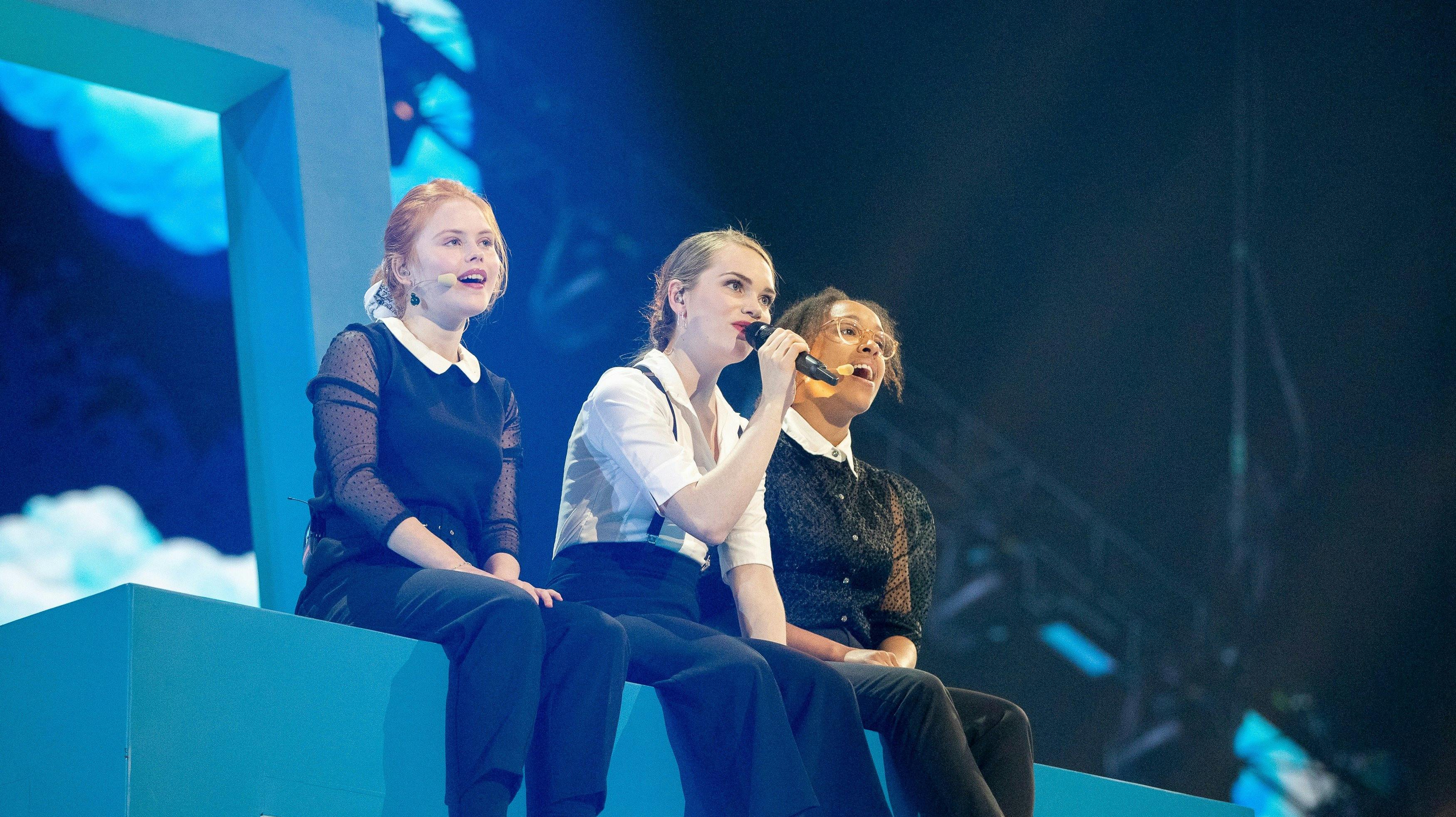 Leonora med sine to korpiger under en prøve ved Eurovision Song Contest 2019: Andrea Heick Gadeberg og Sofie Niebuhr McQueen. 