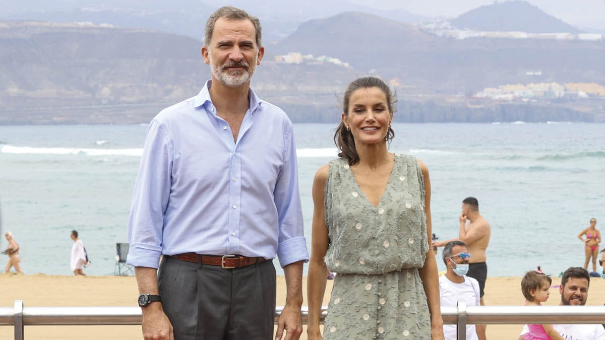 Kong Felipe og dronning Letizia på stranden ved Las Palmas