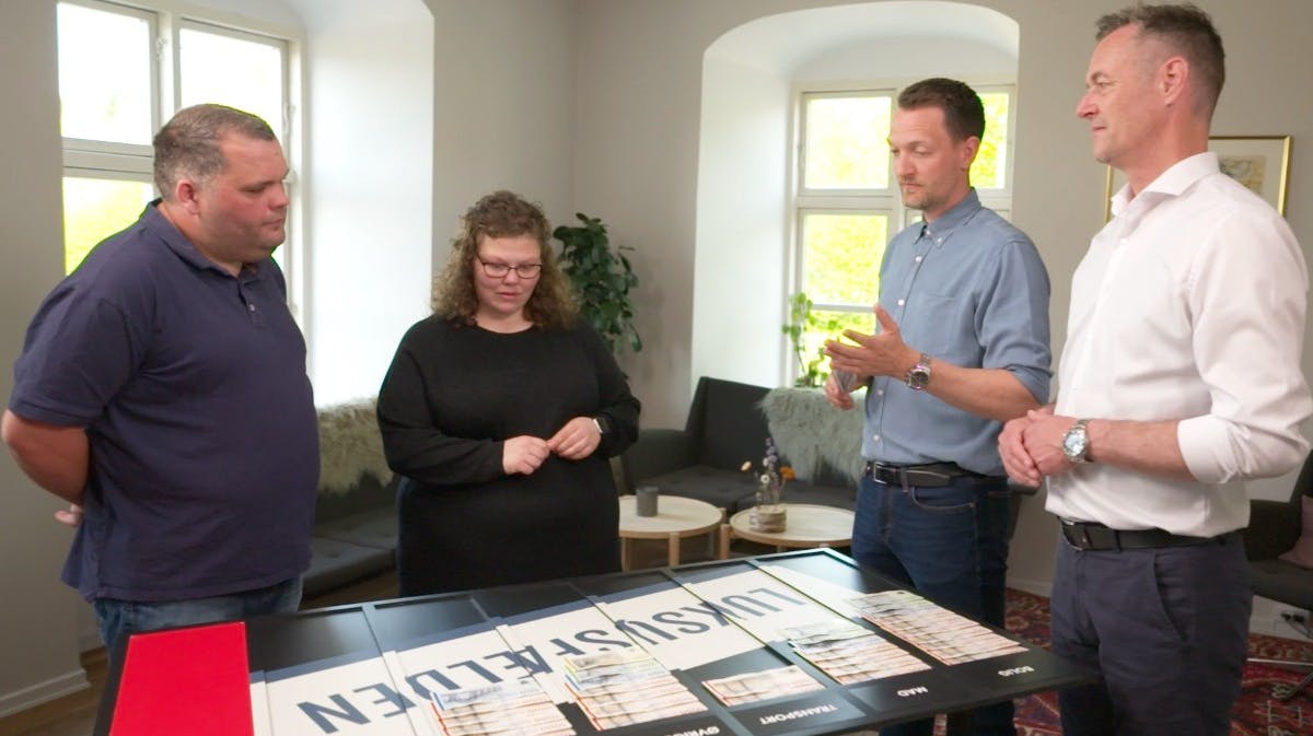 Daniel og Birgitte samt eksperterne Kenneth Hansen og Carsten Linnemann i "Luksusfælden"