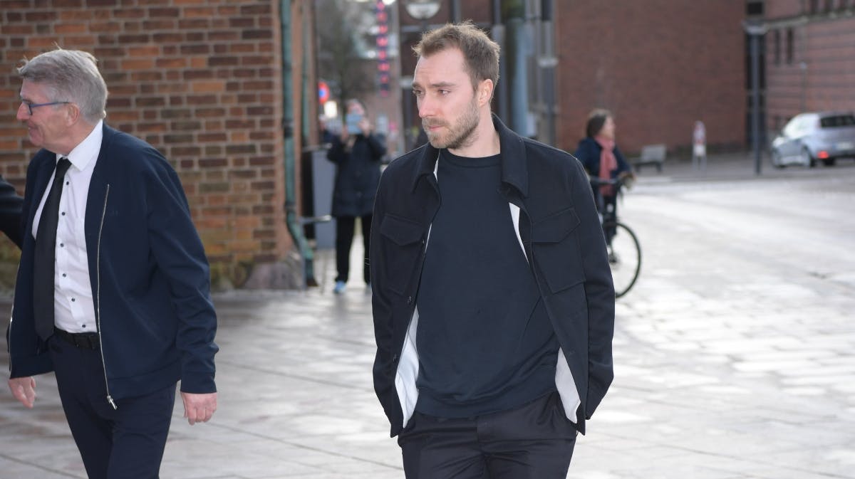 Christian Eriksen ankommer til Lars Høghs bisættelse