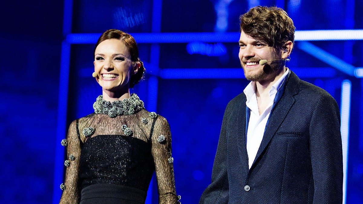 Lise Rønne og Pilou Asbæk på Eurovision Song Contest-scenen i B&W Hallerne i København.