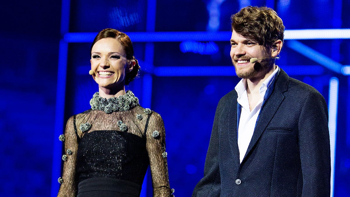 Lise Rønne og Pilou Asbæk på Eurovision Song Contest-scenen i B&W Hallerne i København.