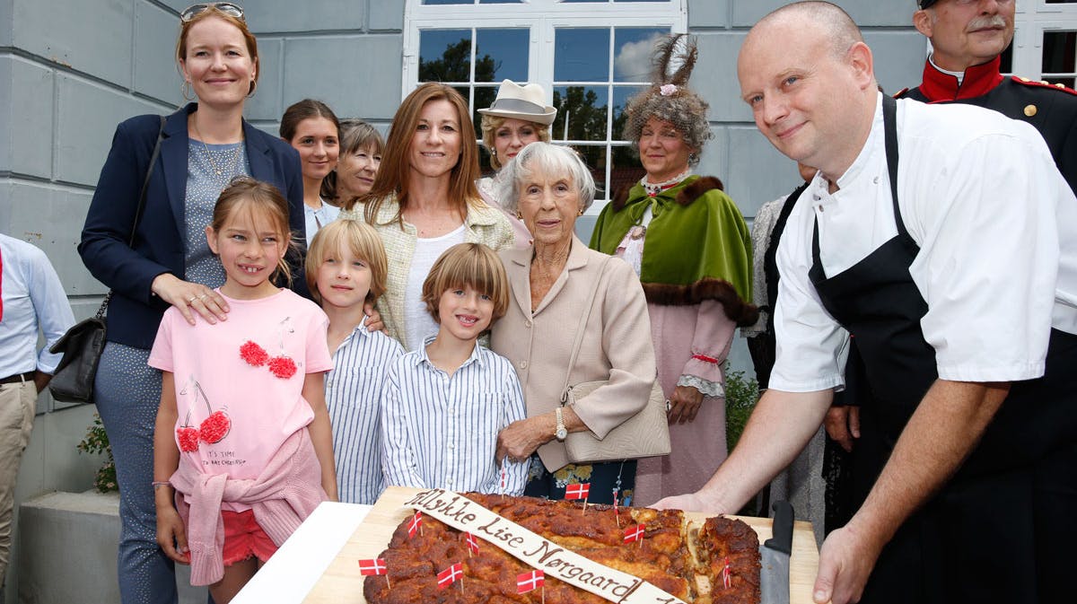 Lise Nørgaard omgivet af familie og skuespillere i Korsbæk på Bakken.