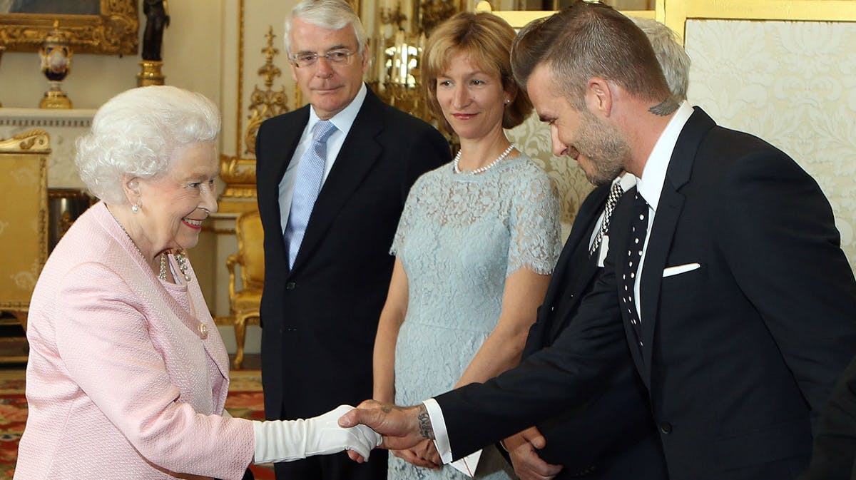 David Beckham og dronning Elizabeth hilser på hinanden på Buckingham Palace.