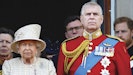 Dronning Elizabeth og prins Andrew i 2019.