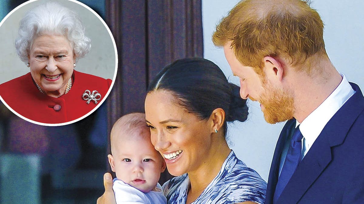 Archie Harrison med mor og far, hertuginde Meghan og prins Harry. Indsat: Dronning Elizabeth.