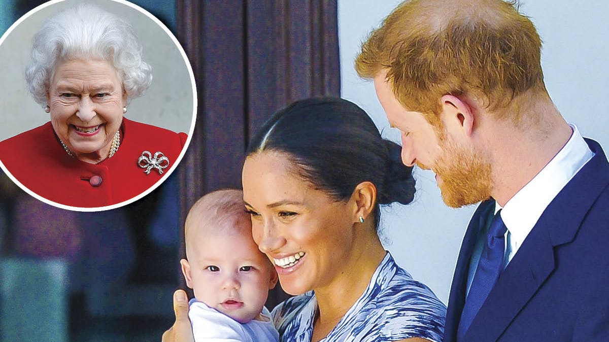 Archie Harrison med mor og far, hertuginde Meghan og prins Harry. Indsat: Dronning Elizabeth.