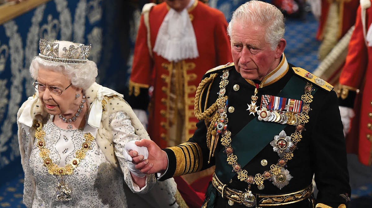 Dronning Elizabeth og prins Charles.