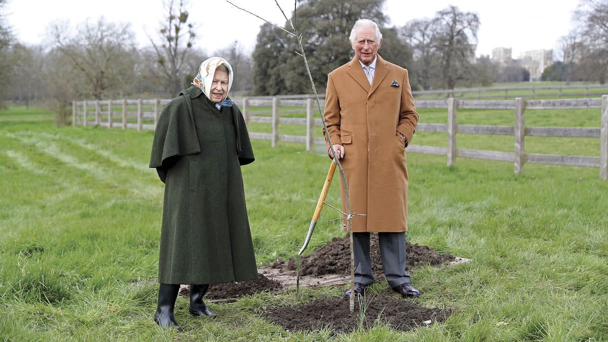 Dronning Elizabeth og prins Charles.