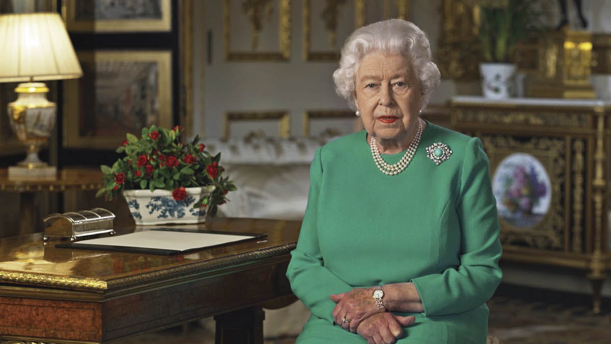 Dronning Elizabeth holder tale i anledning af coronasituationen i foråret 2020.