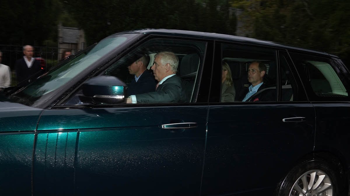 Dronning Elizabeths familie haster til Balmoral. 