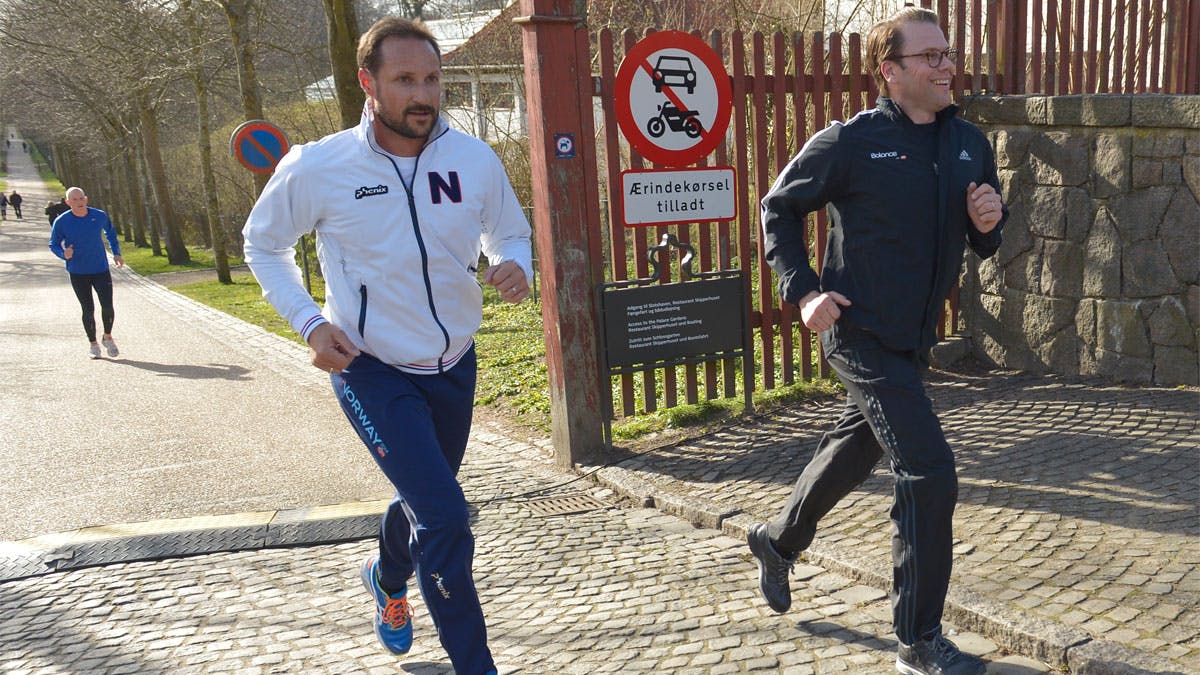Kronprins Haakon på løbetur med prins Daniel.