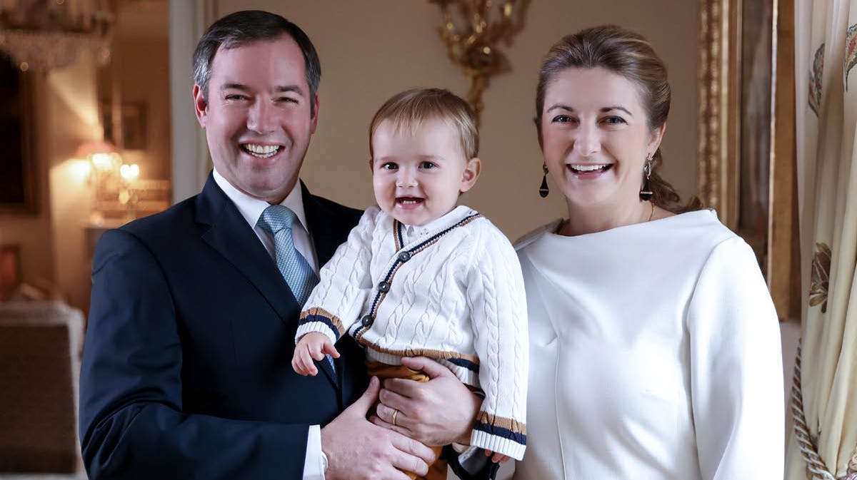 Arvestorhertug Guillaume, prins Charles og arvestorhertuginde Stephanie. Billedet er taget i forbindelse med Guillaumes 40-års fødselsdag i november 2021. 