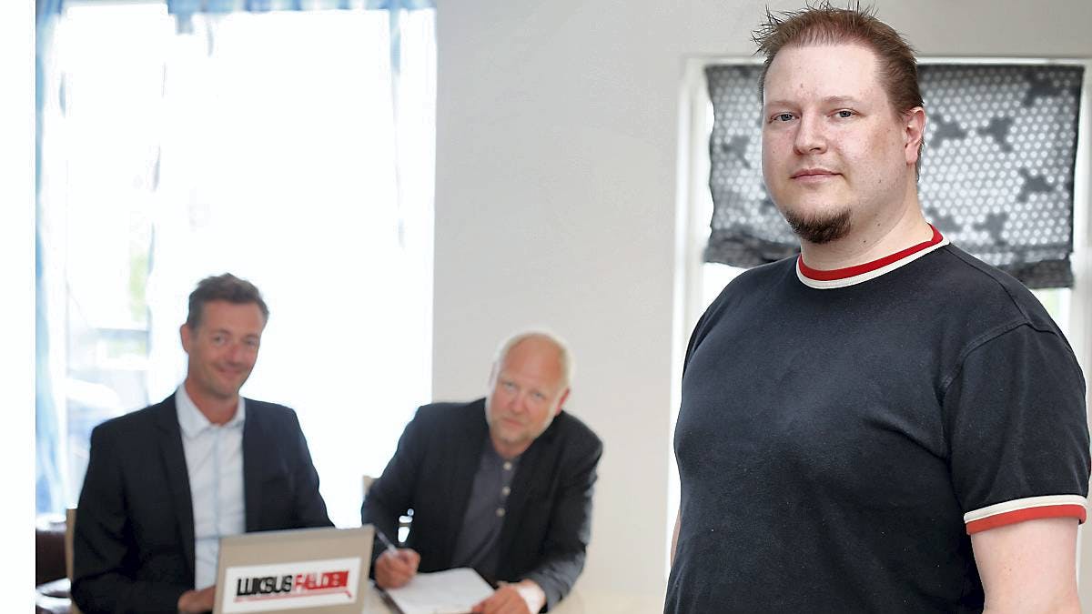 Carsten Linnemann og Jan Swyrtz fra "Luksusfælden" besøger Kasper i Hillerød.
