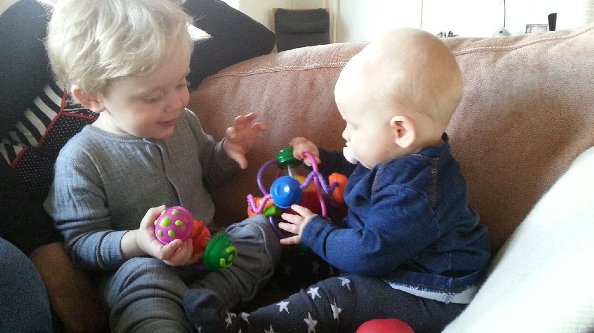 Maggie My og Axel hygger i sofaen.