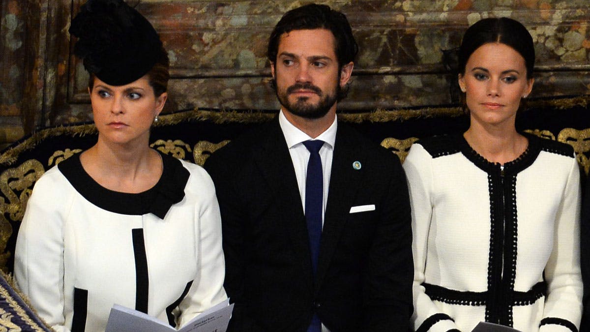 Prinsesse Madeleine og prinsesse Sofia bar næsten ens dragter, da de deltog i åbningen af det svenske parlament i 2015.