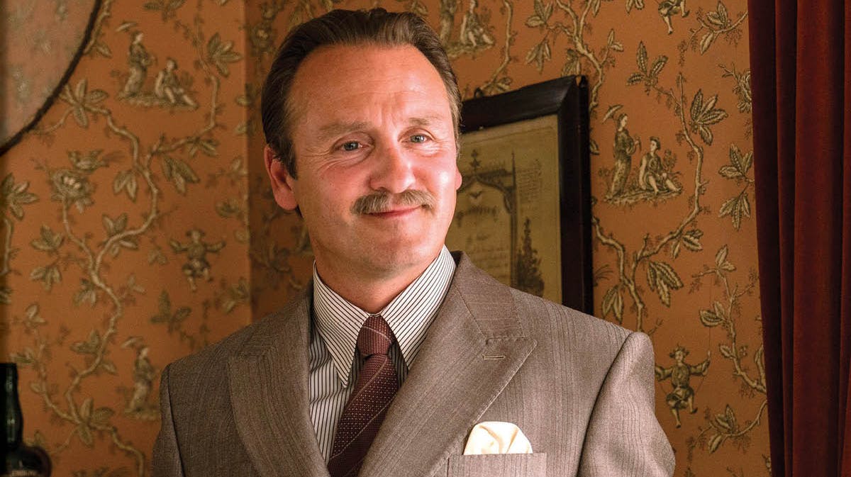 Lars Ranthe spiller Hr. Madsen i "Badehotellet".