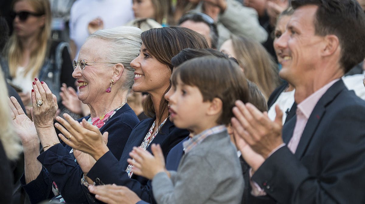 Kongefamilien begejstret for ?Den standhaftige Tinsoldat? på Pantomimeteatret i Tivoli.