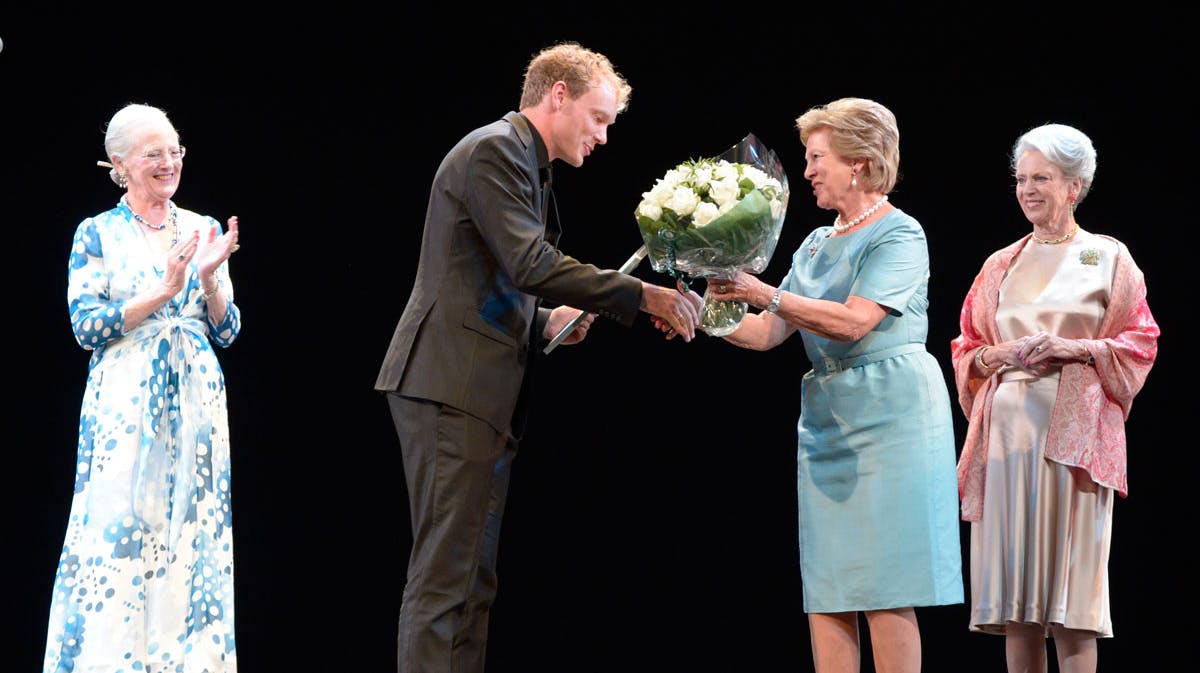 De tre kongelige søstre: Dronning Margrethe, dronning Anne Marie og prinsesse Benedikte på scenen sammen med prisvinder Toke Møldrup.