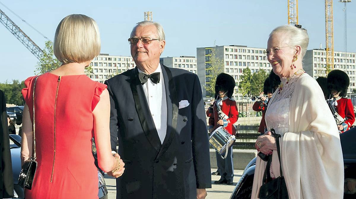 Regentparret hilser på DR's generaldirektør Maria Rørby Rønn.