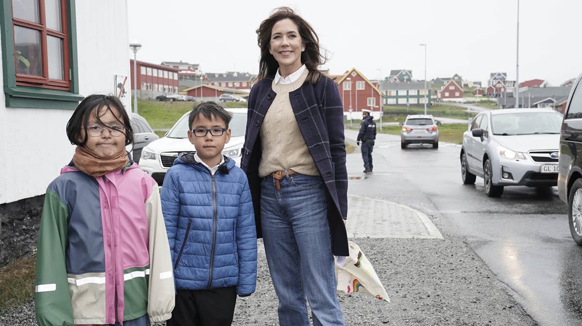 Kronprinsesse Mary ankommer til Nuuk, Grønland. Her bliver hun modtaget af Petrine og Inuuteq, der begge går i 4. klasse.