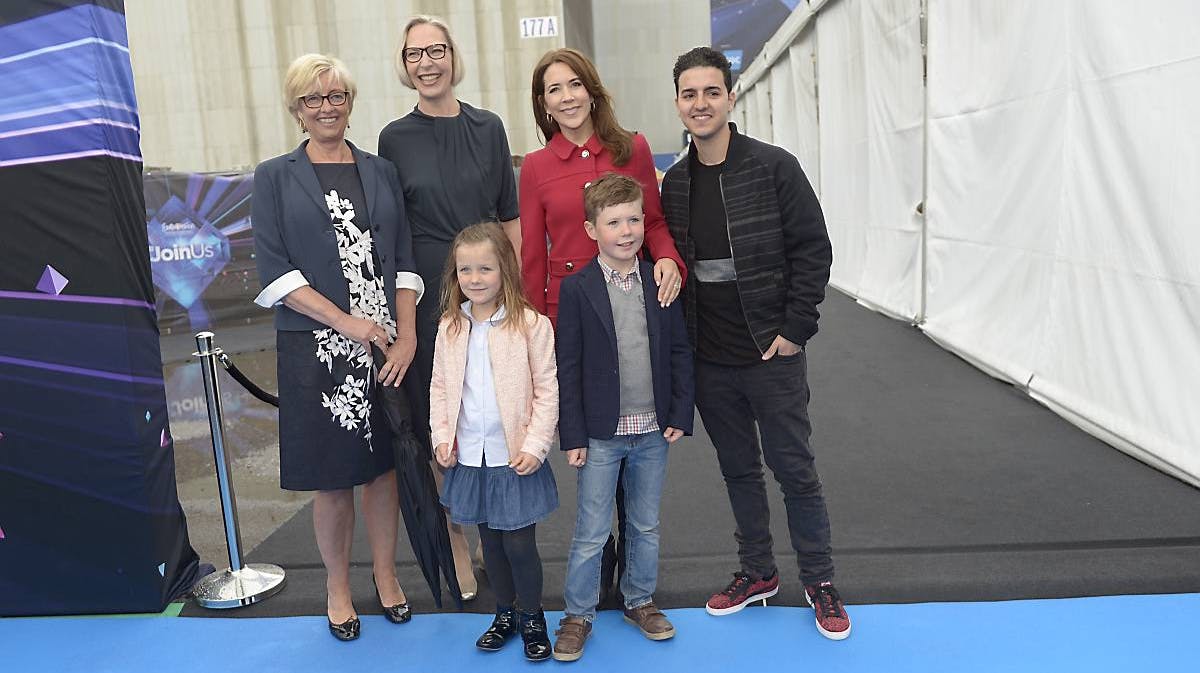DR's medieredaktør Gitte Rabøl, DR's generaldirektør Maria Rørbye Rønn, kronprinsesse Mary, Basim samt prinsesse Isabella og prins Christian ved generalprøven på 2. semifinale i Eurovision Song Contest.