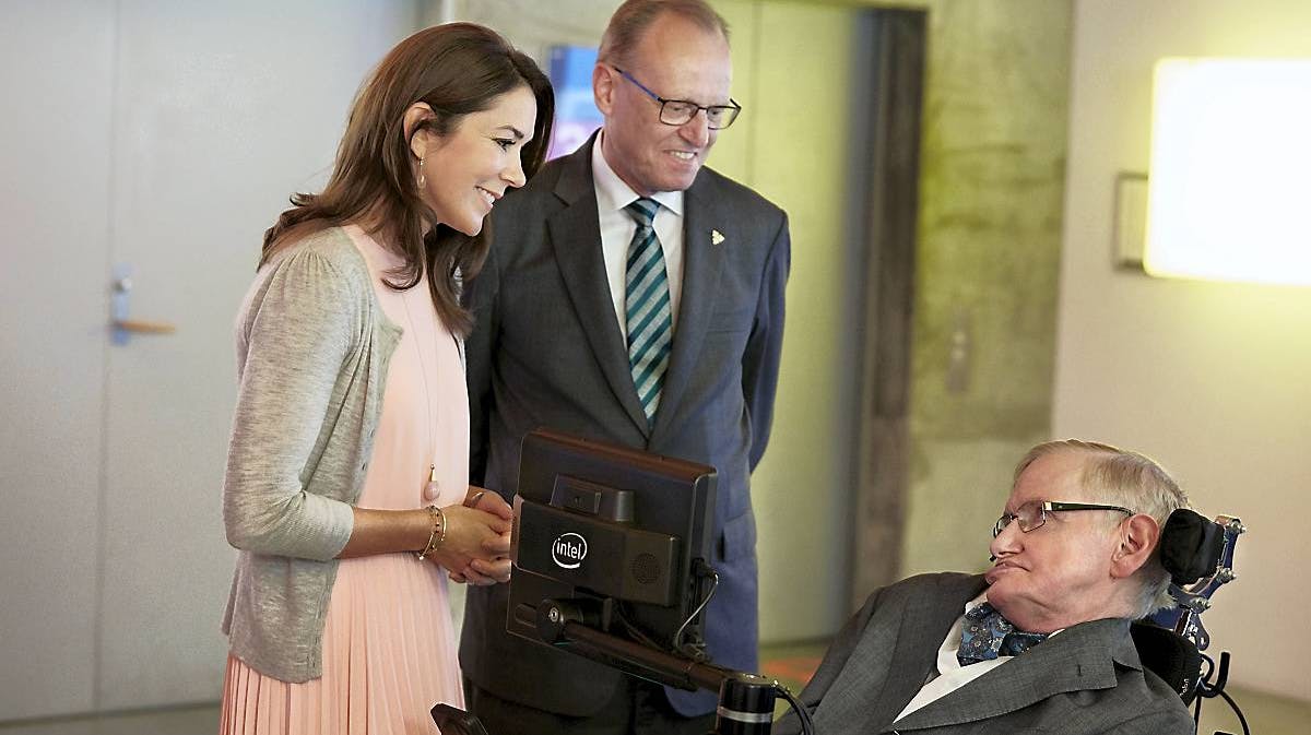 I selskab med&nbsp;Carlsbergfondets bestyrelsesformand Flemming Besenbacher fik kronprinsessen lejlighed til at hilse på Stephen Hawking.