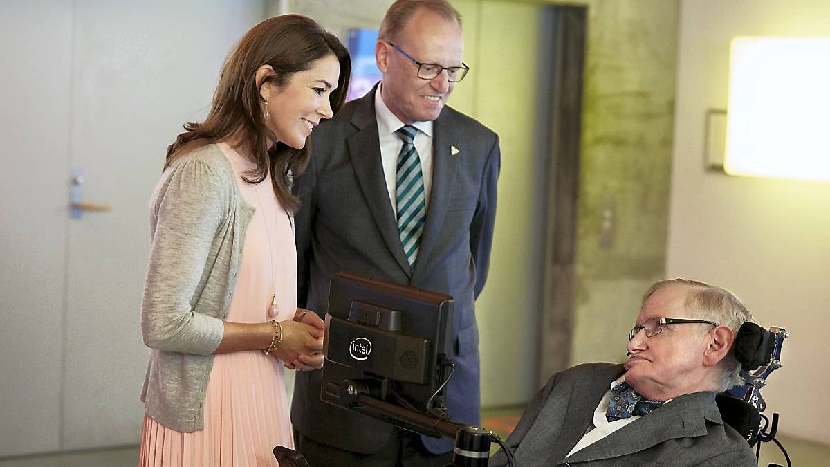 I selskab med&nbsp;Carlsbergfondets bestyrelsesformand Flemming Besenbacher fik kronprinsessen lejlighed til at hilse på Stephen Hawking.