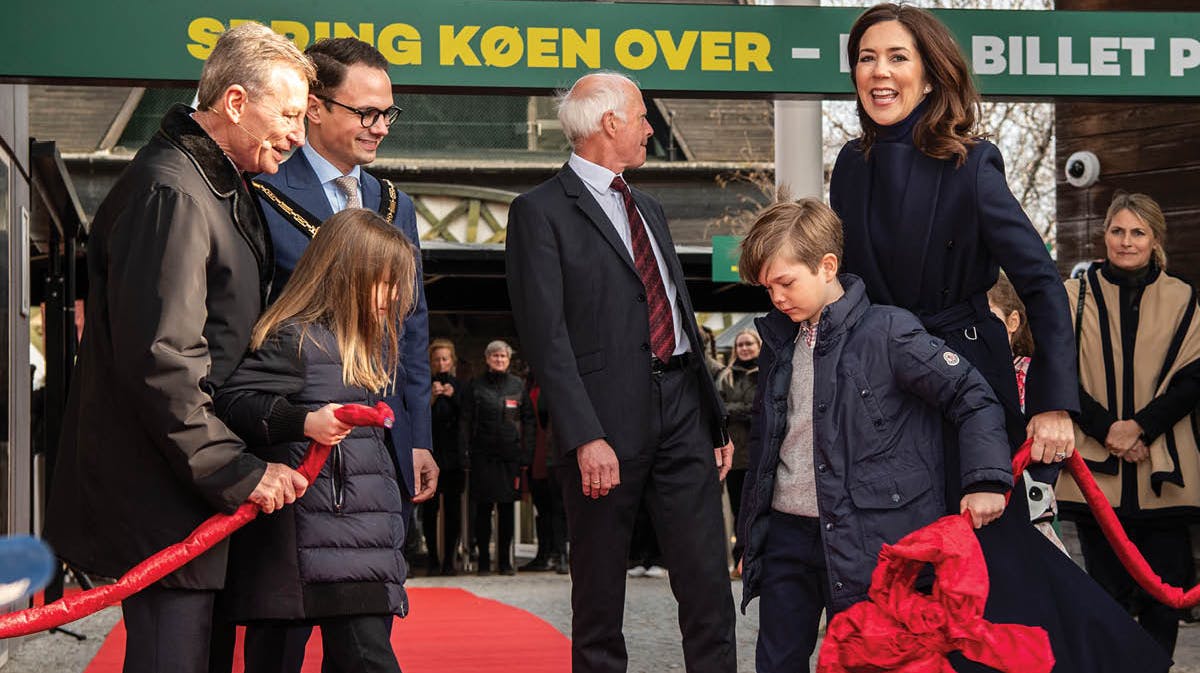 Prinsesse Josephine og prins Vincent i Zoologisk Have i København med kronprinsesse Mary.