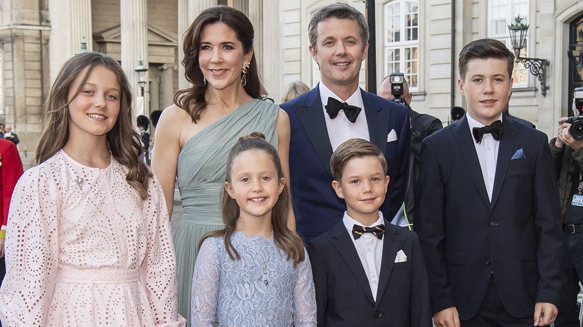 Kronprins Frederik og kronprinsesse Mary med børnene, prins Christian, prinsesse Isabella, prins Vincent og prinsesse Josephine.