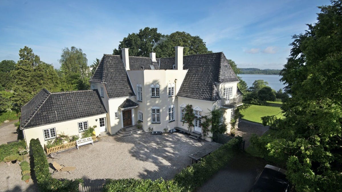Villaen i Holte er af mange kendt fra "Matador", hvor den lagde facade til Mads Skjerns imponerende hjem. 