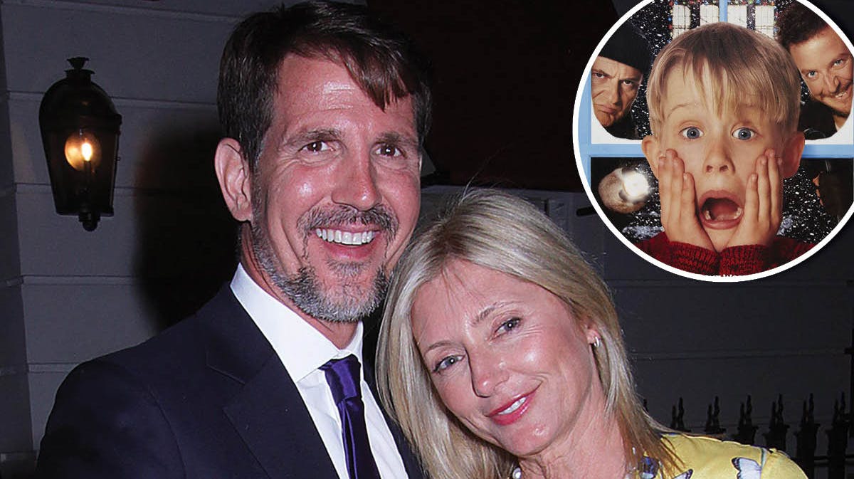 Kronprins Pavlos, kronprinsesse Marie-Chantal samt "Alene Hjemme"-filmplakat.