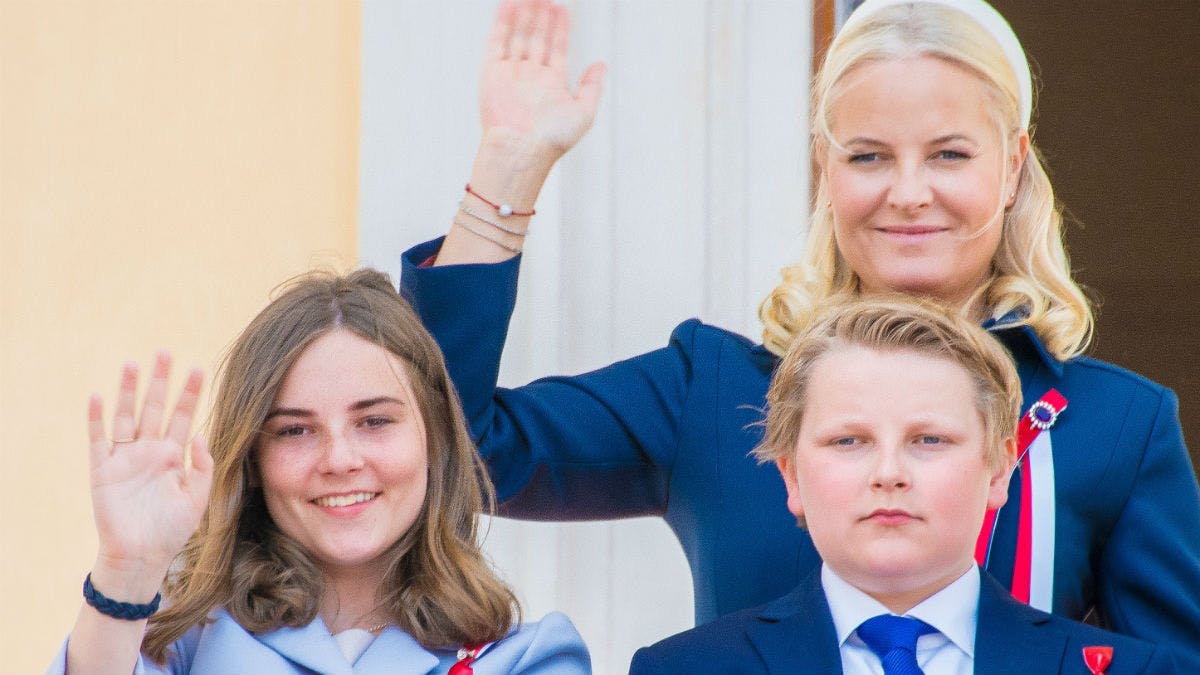 Prins Sverre Magnus sammen med sin mor og storesøster.