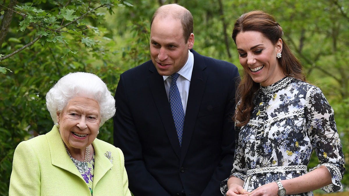 Dronning Elizabeth sammen med prins William og hertuginde Catherine.&nbsp;