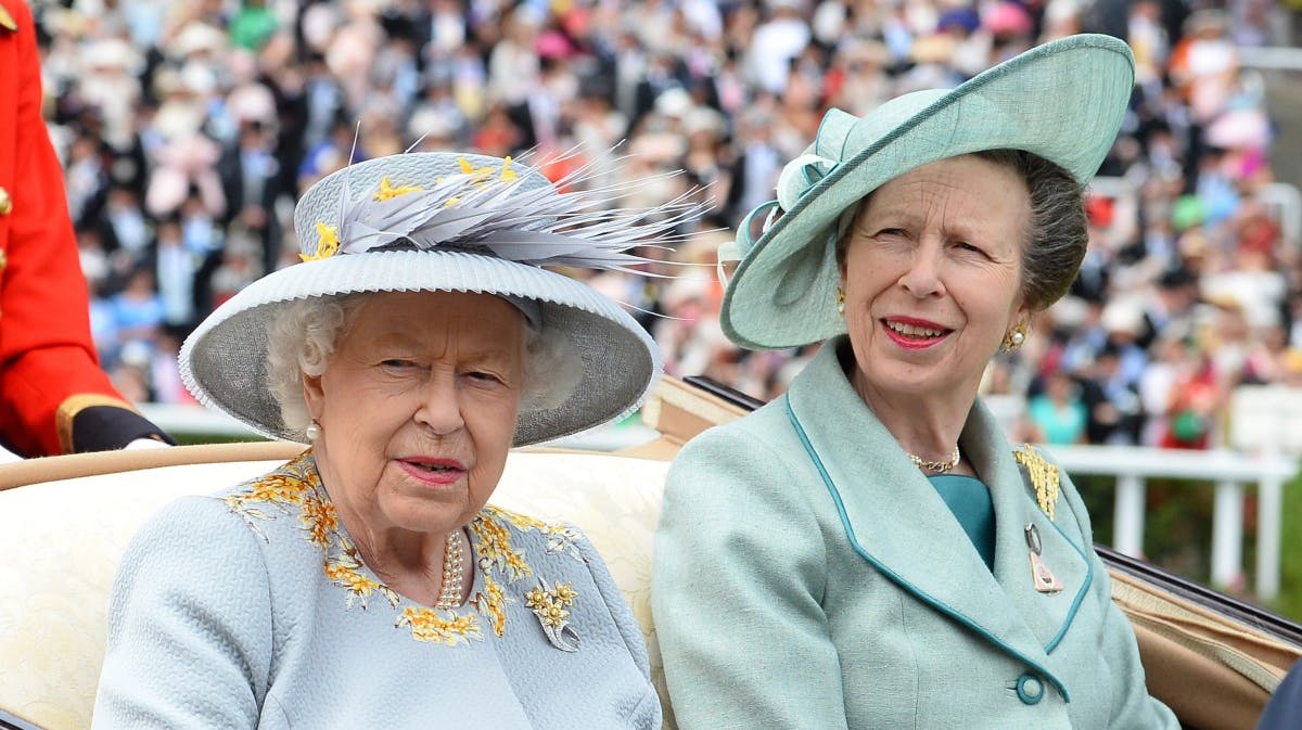 Dronning Elizabeth og prinsesse Anne. 
