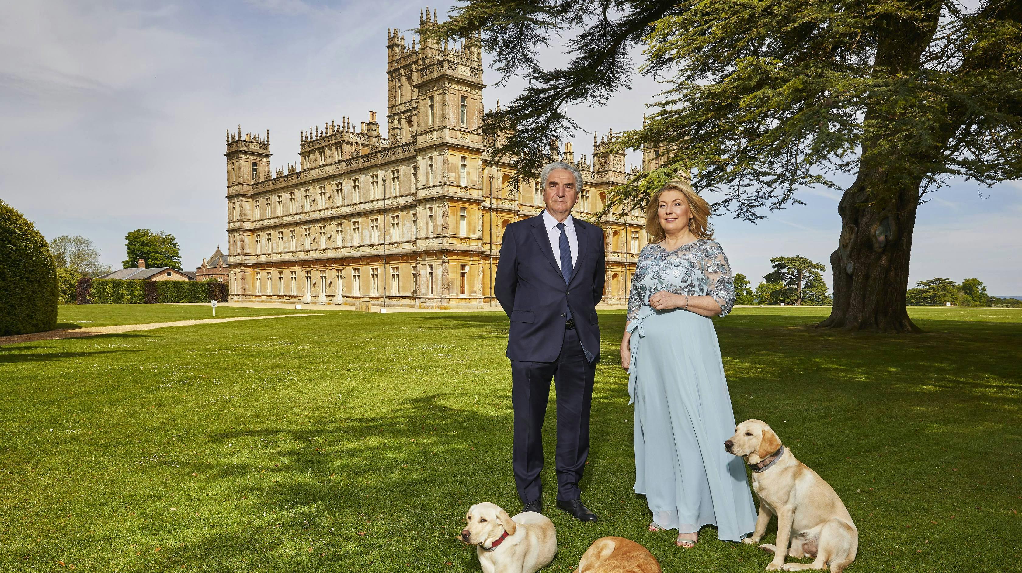 Skuespilleren Jim Carter, der spiller butleren Carson i "Downton Abbey" med Lady Carnarvon, der sammen med manden Lord Carnarvon ejer slottet Highclere Castle, hvor tv-serien optages.