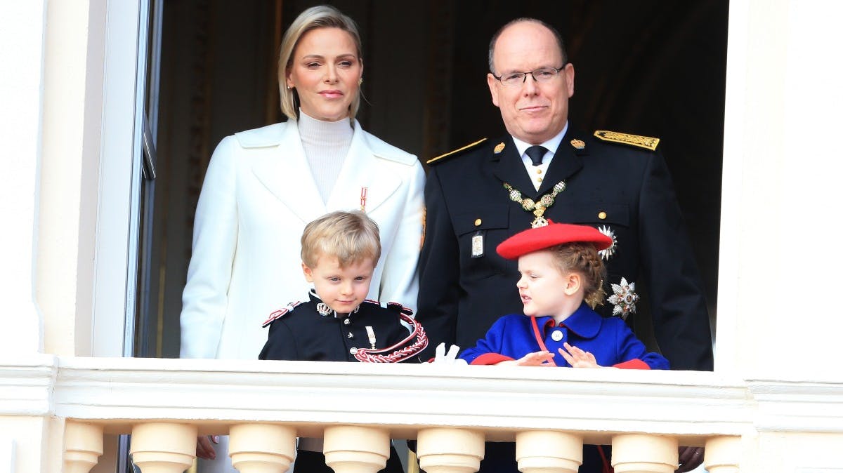 Fyrstinde Charlene og fyrst Albert med børnene Jacques og Gabriella