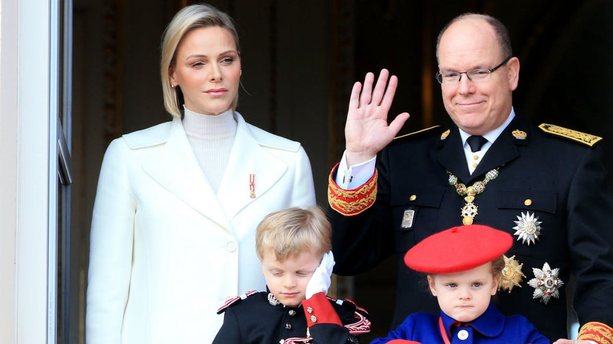 Fyrst Albert med fyrstinde Charlene og parrets tvillinger.&nbsp;