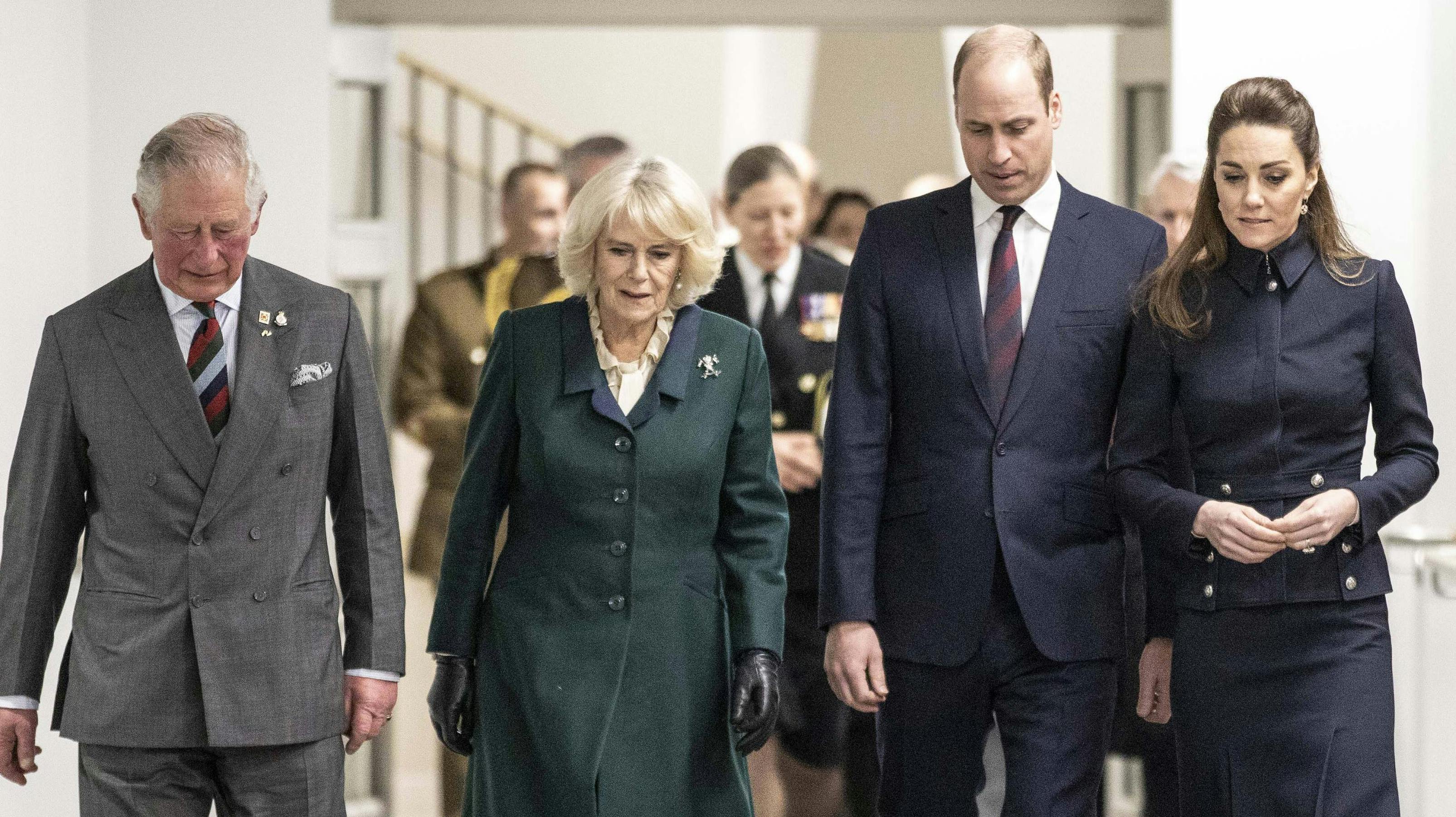 Prins Charles, hertuginde Camilla, prins William og hertuginde Catherine.