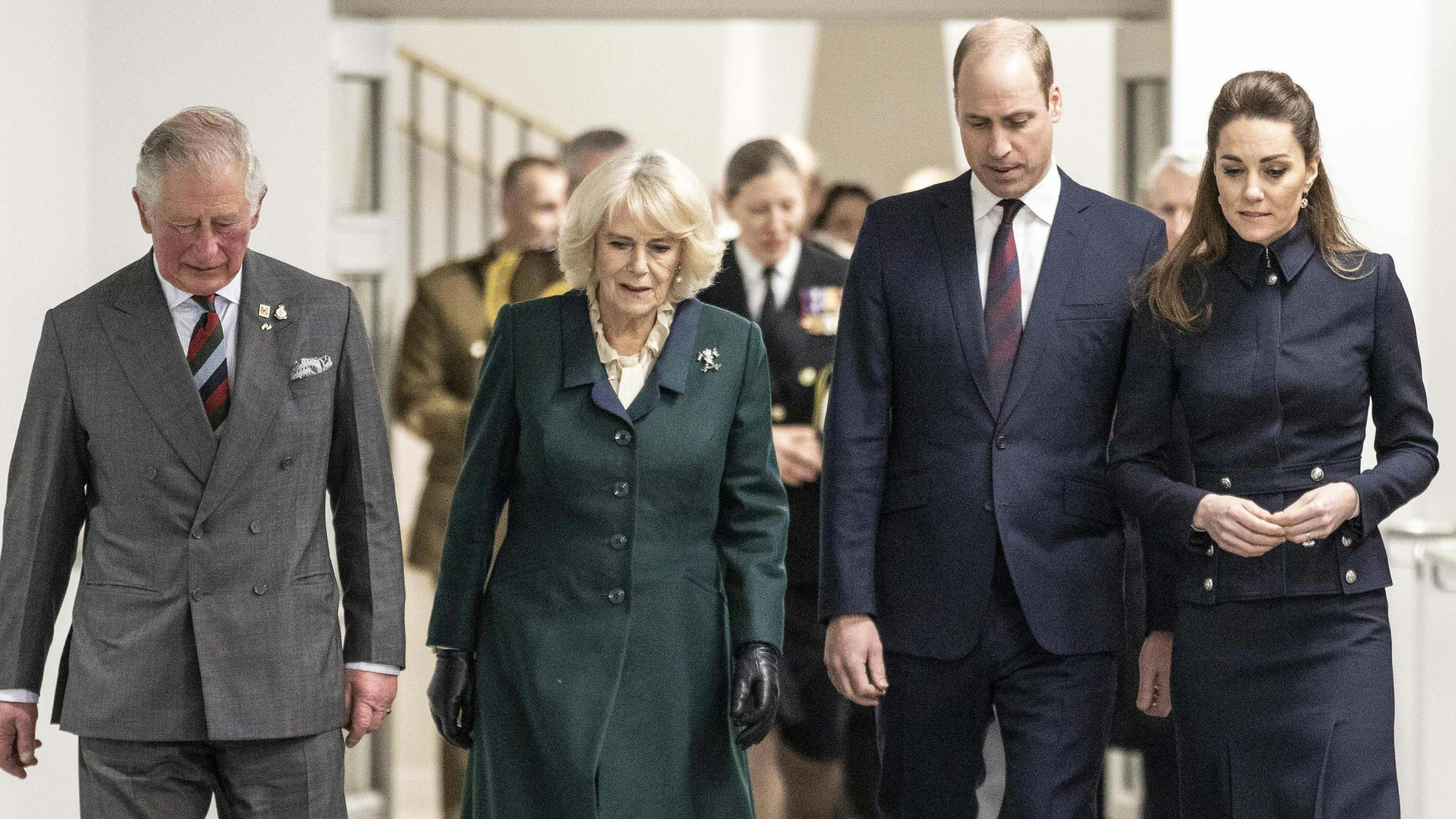 Prins Charles, hertuginde Camilla, prins William og hertuginde Catherine.