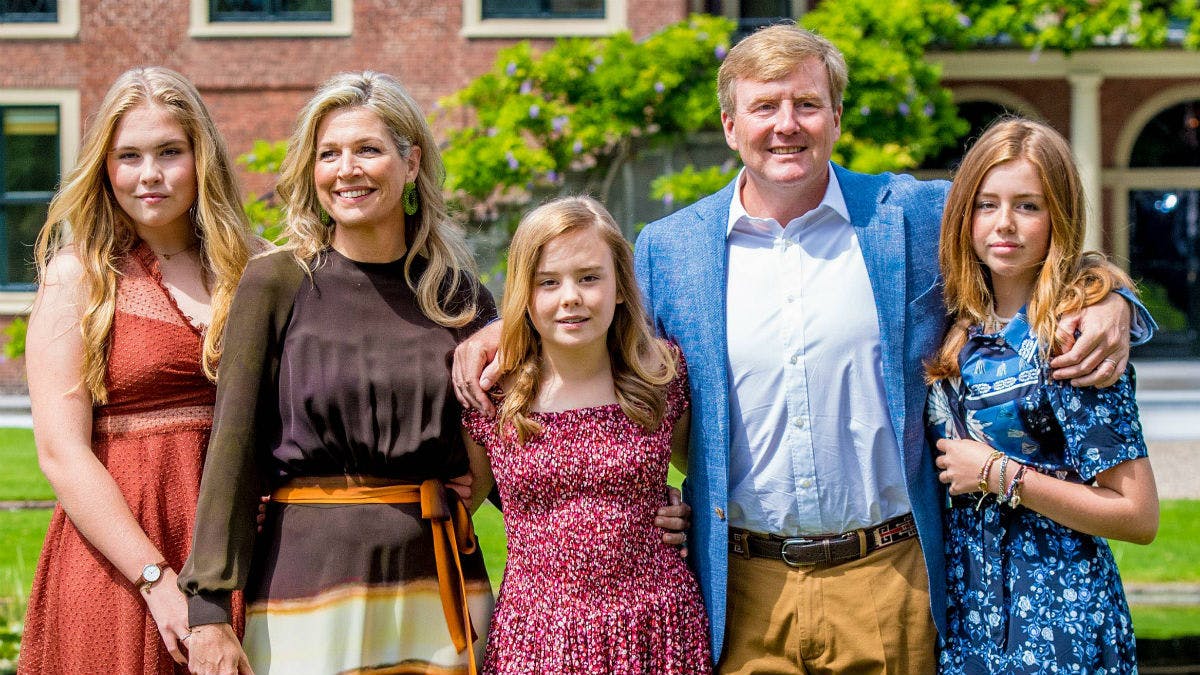 Kong Willem-Alexander og dronning Maxima sammen med deres tre døtre.&nbsp;