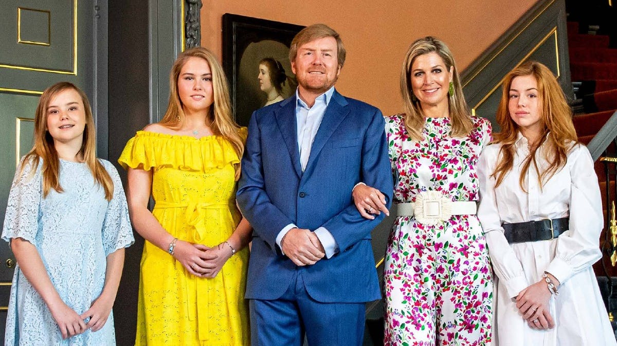 Kong Willem-Alexander og dronning Maxima sammen med deres døtre.&nbsp;