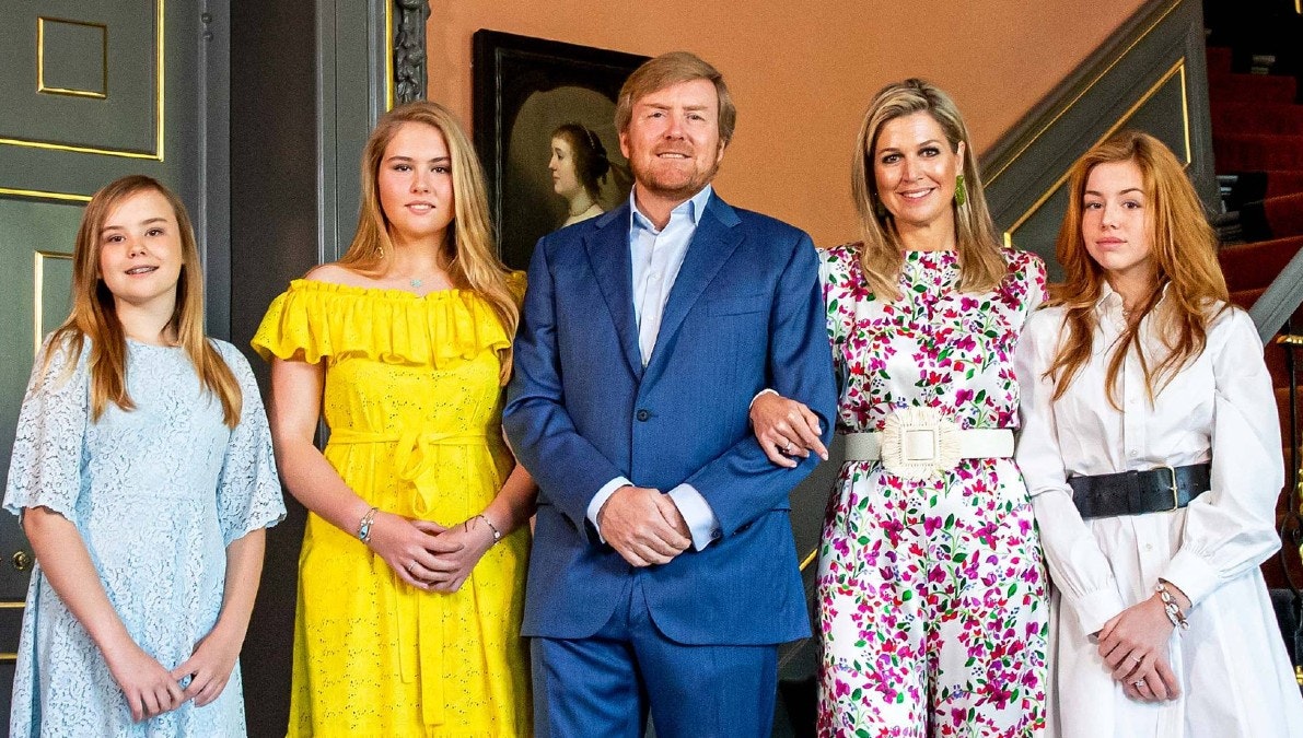Kong Willem-Alexander og dronning Maxima sammen med deres døtre.&nbsp;