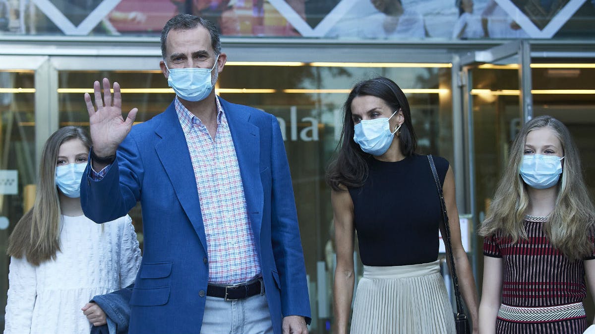 Kong Felipe og dronning Letizia med deres døtre på den store dag. 